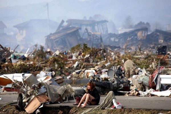 Kobieta w zdemolowanym przez trzęsienie ziemi i tsunami mieście Natori (Japonia)