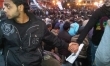 Chrześcijanie ochraniają muzułmanów podczas modlitwy podczas zamieszek w Kairze (2011)