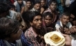Indie: bezdomny mężczyzna czeka na darmowy posiłek przed meczetem