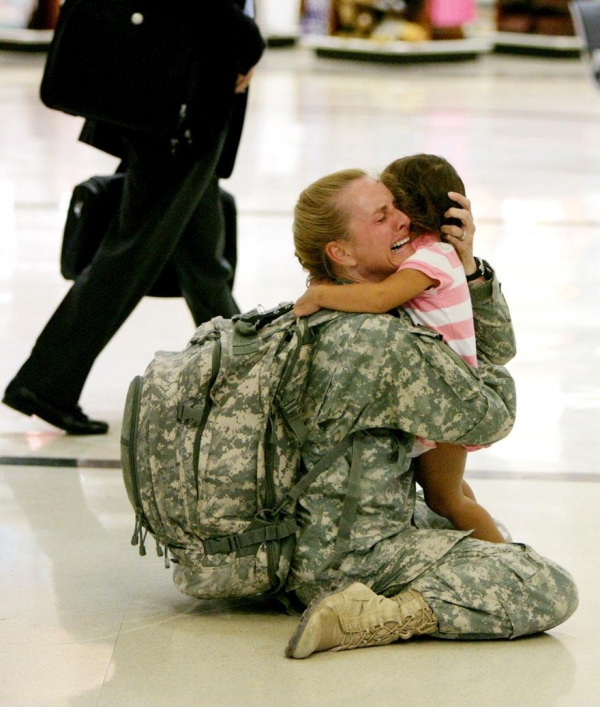 Terri Gurrola spotyka swoją córkę po 7-miesięcznej misji w Iraku