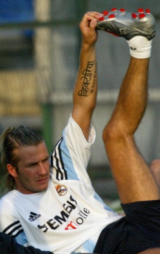 David Beckham i jego napis po hebrajsku, który znaczy 