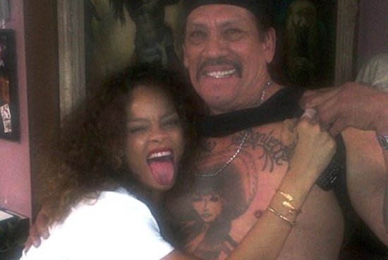 Meksykańska kobieta nosząca sombrero (może to Rihanna?) u Danny'ego Trejo