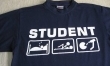 Nosi koszulki z napisem "Student"