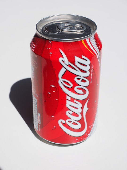 Cola jest naturalnie przeźroczysta. To barwnik karmel nadaje jej intensywny kolor