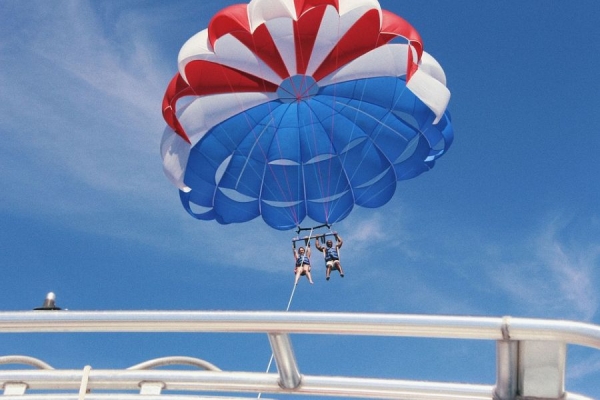 Skok ze spadochronem lub lot balonem