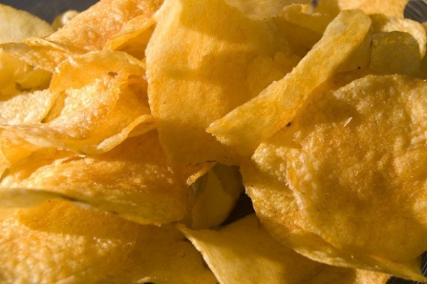 7. Chipsy - około 550 kcal w 100 gramach