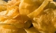 7. Chipsy - około 550 kcal w 100 gramach