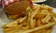 5. Hamburger z frytkami - około 2000 kcal w porcji