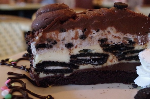 2. Tort czekoladowy- około 1600kcal w 100gramach
