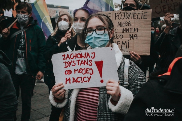 Strajk Kobiet w Polsce - oryginalne transparenty  - Zdjęcie nr 18