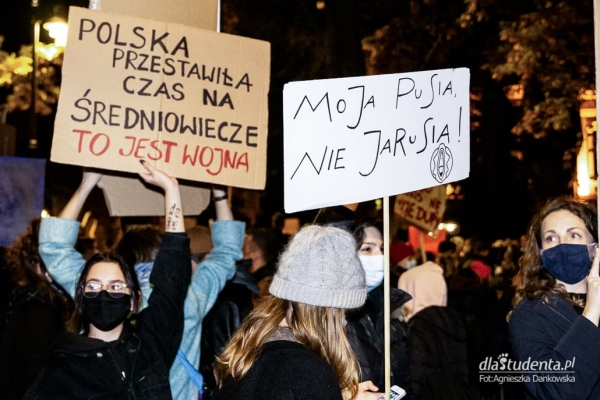 Strajk Kobiet w Polsce - oryginalne transparenty  - Zdjęcie nr 12