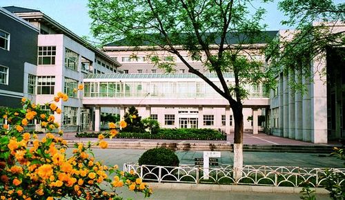 13. Peking University: Guanghua (Chiny)