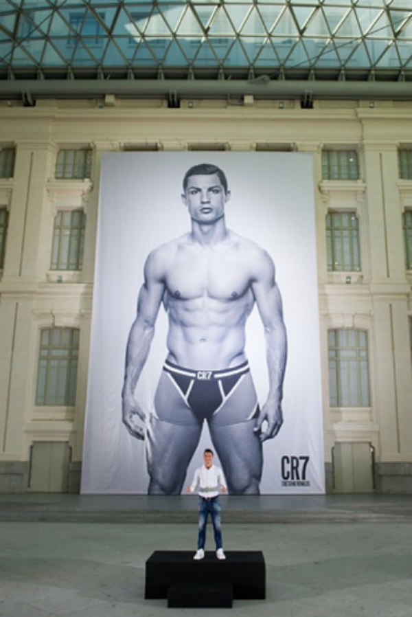 Wyretuszowany Ronaldo reklamuje własną kolekcję bielizny  - Zdjęcie nr 1