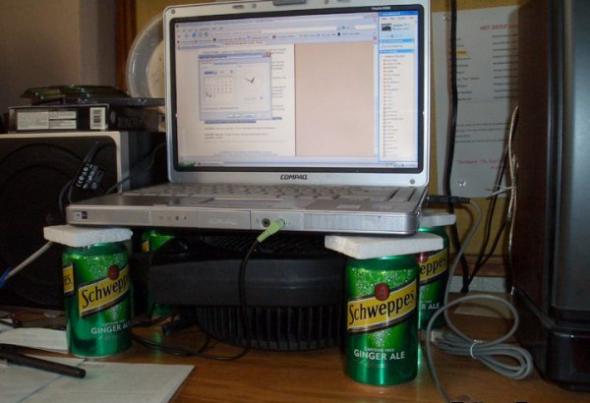 Studencki sposób na wentylację laptopa.