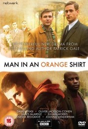 Mężczyzna w pomarańczowej koszuli