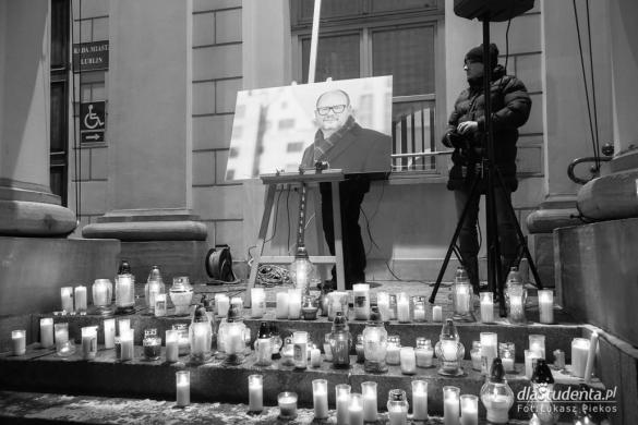 Światełko pamięci dla Pawła Adamowicza w Warszawie