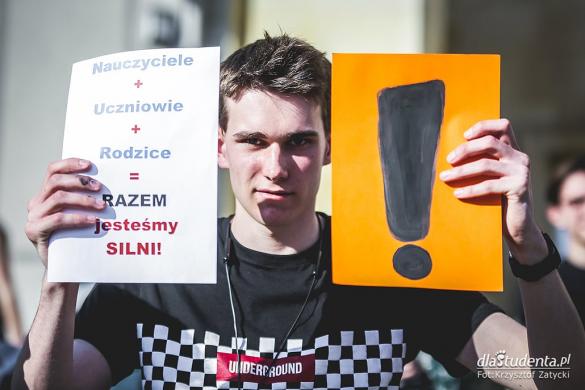 Uczniowie strajkują dla nauczycieli we Wrocławiu