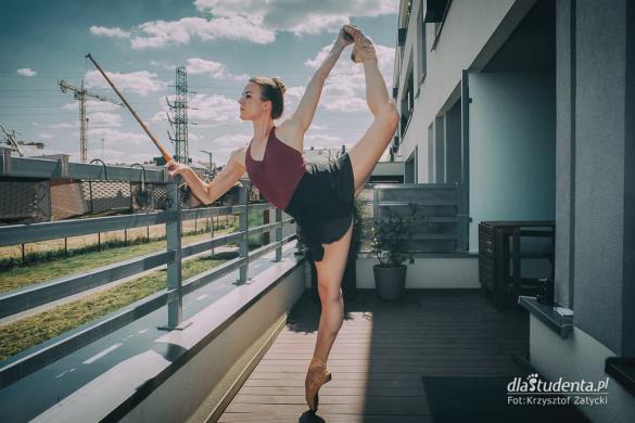 Koronawirus: tancerka baletowa trenuje w czasie kwarantanny