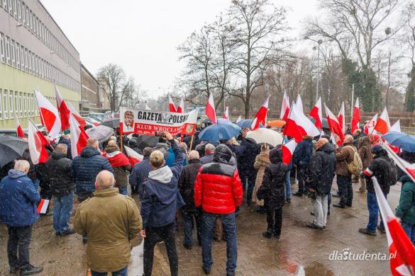 Protest w obronie wolności mediów pod TVP we Wrocławiu 