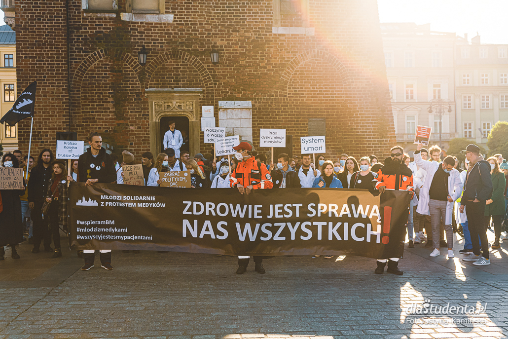 Młodzi solidarnie z medykami - protest w Krakowie - zdjęcie nr 1