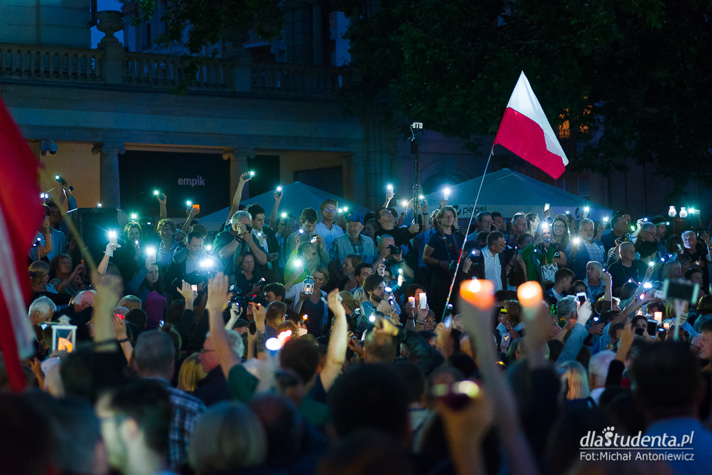 Poznań: Łańcuch światła w obronie sądów - zdjęcie nr 10