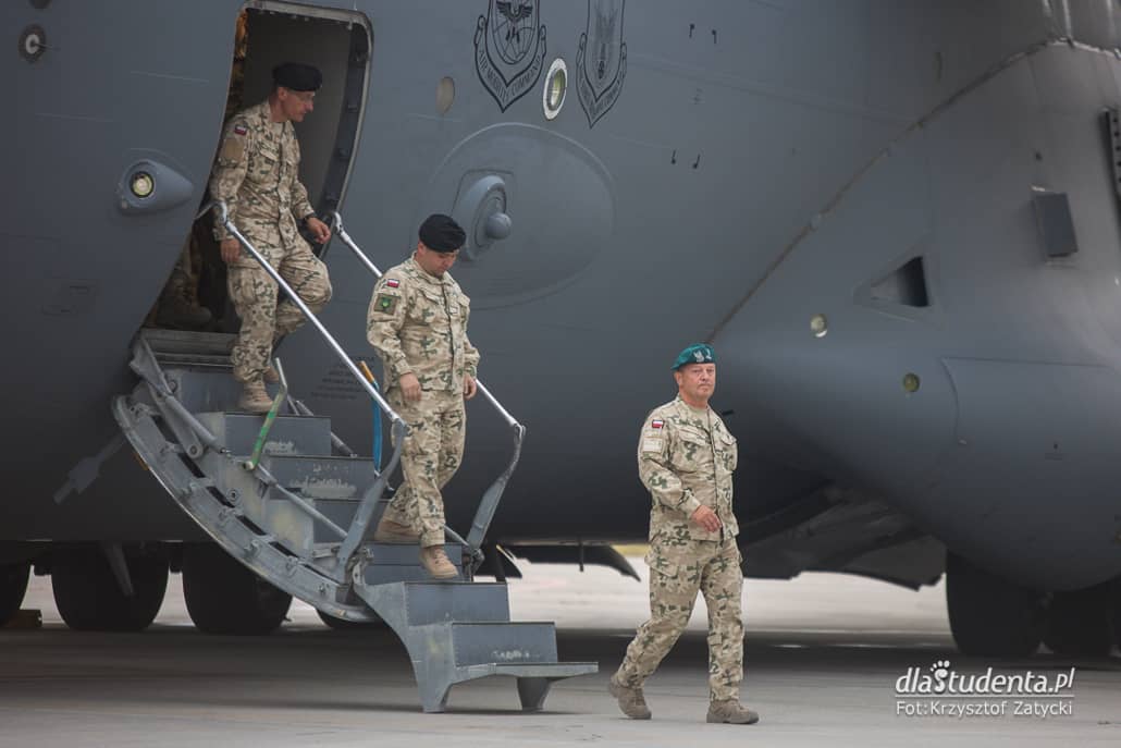 Polscy żołnierze wracają z Afganistanu - zdjęcie nr 10