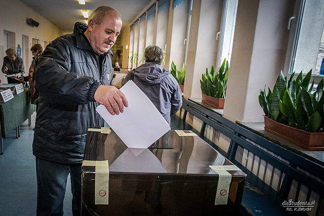 Prezydent Rafał Dutkiewicz głosuje w wyborach samorządowych 2014  - zdjęcie nr 8
