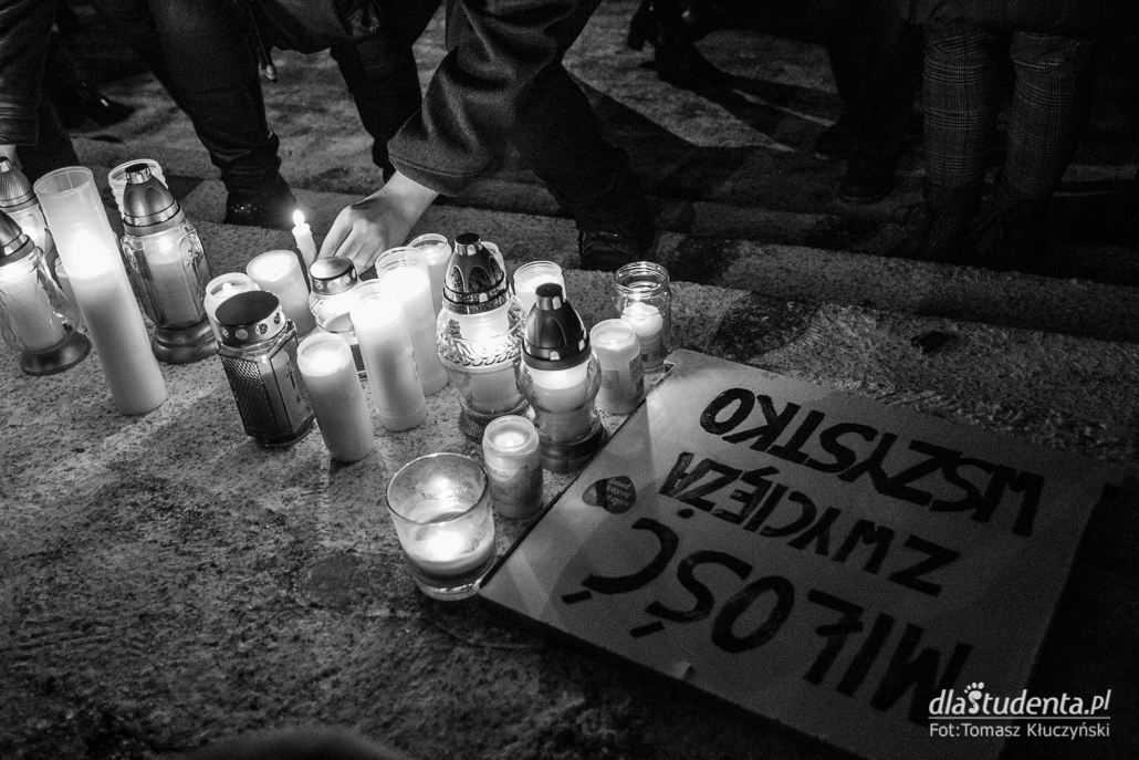 Światełko pamięci dla Pawła Adamowicza w Poznaniu - zdjęcie nr 12
