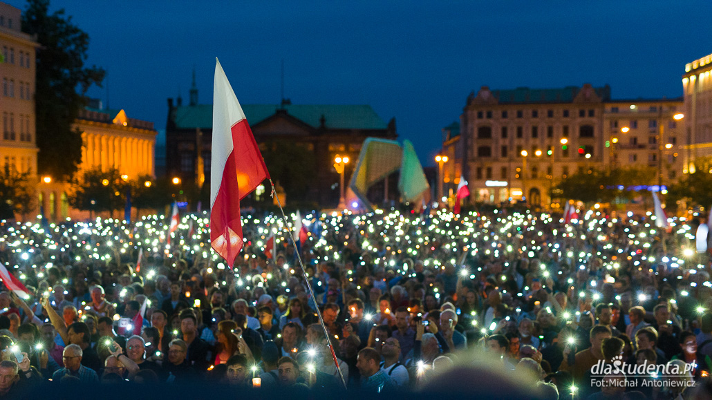 Poznań: Łańcuch światła w obronie sądów - zdjęcie nr 1