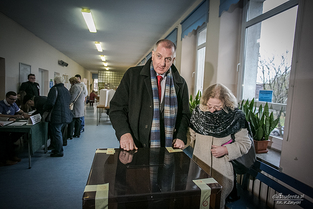 Prezydent Rafał Dutkiewicz głosuje w wyborach samorządowych 2014  - zdjęcie nr 1