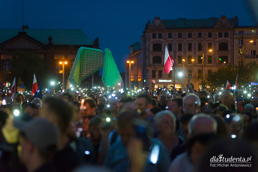 Poznań: Łańcuch światła w obronie sądów - zdjęcie nr 7