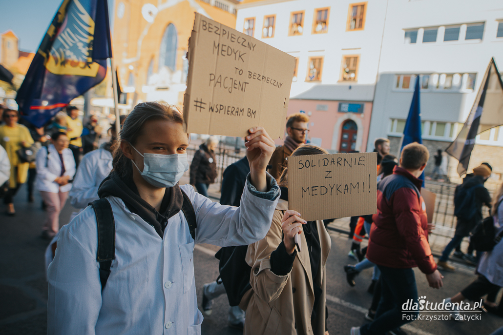 Młodzi solidarnie z medykami - protest we Wroclawiu  - zdjęcie nr 5