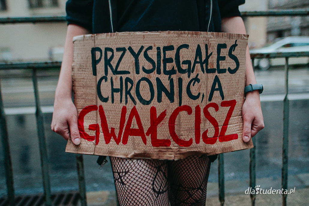 Przeciwko policyjnym gwałtom - drugi dzień demonstracji pod komisariatem we Wrocławiu - zdjęcie nr 9