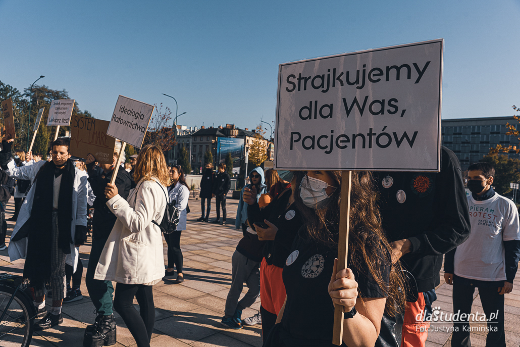 Młodzi solidarnie z medykami - protest w Krakowie - zdjęcie nr 11