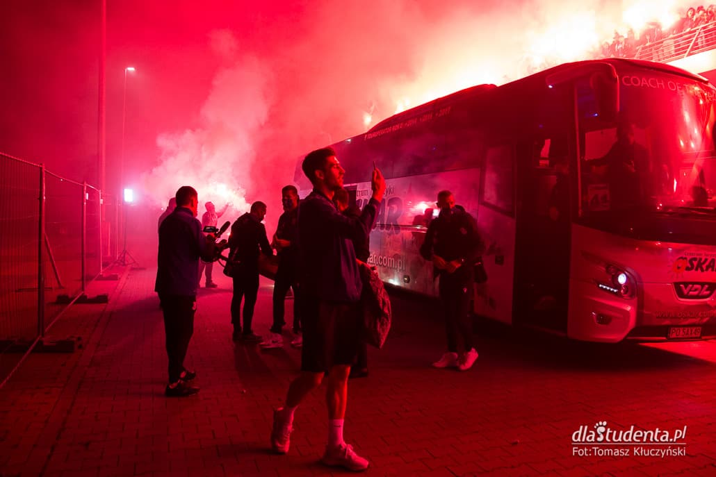 Powitanie pilkarzy Lecha Poznan pod stadionem po awansie do Ligi Europy  - zdjęcie nr 7