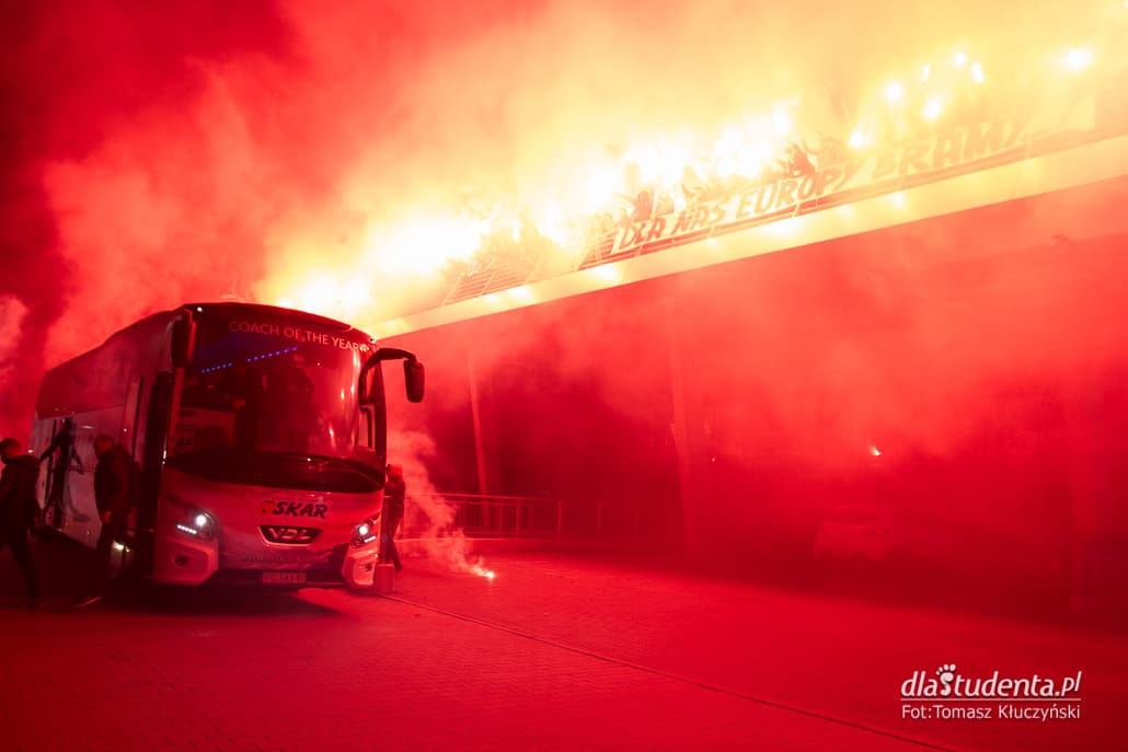 Powitanie pilkarzy Lecha Poznan pod stadionem po awansie do Ligi Europy  - zdjęcie nr 2