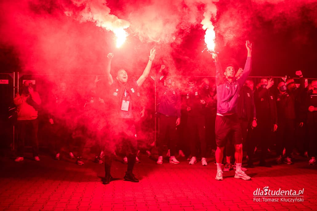 Powitanie pilkarzy Lecha Poznan pod stadionem po awansie do Ligi Europy 