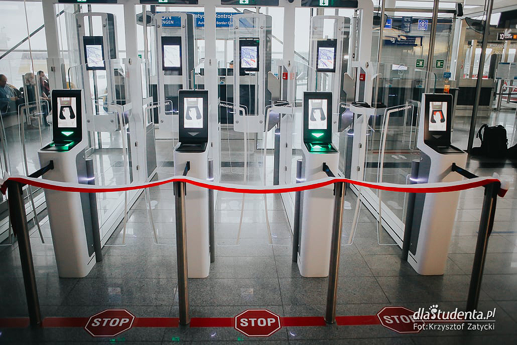 Bramki do automatycznej kontroli granicznej zaprezentowano na lotnisku we Wrocławiu - zdjęcie nr 2