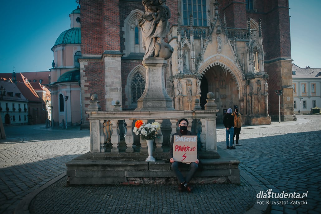  Strajk Kobiet - manifestacja pod wrocławską Katedrą - zdjęcie nr 3