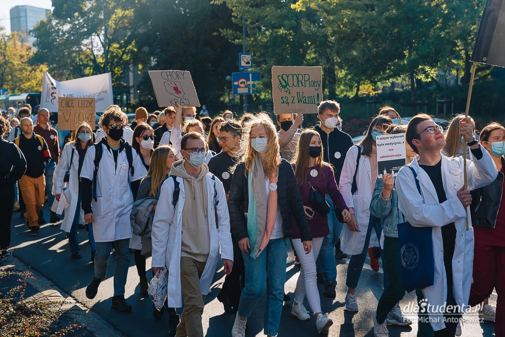 Młodzi solidarnie z medykami - protest w Poznaniu - zdjęcie nr 3