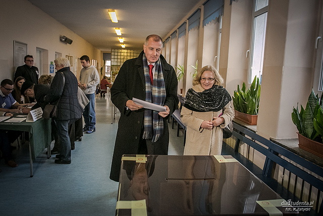 Prezydent Rafał Dutkiewicz głosuje w wyborach samorządowych 2014  - zdjęcie nr 2