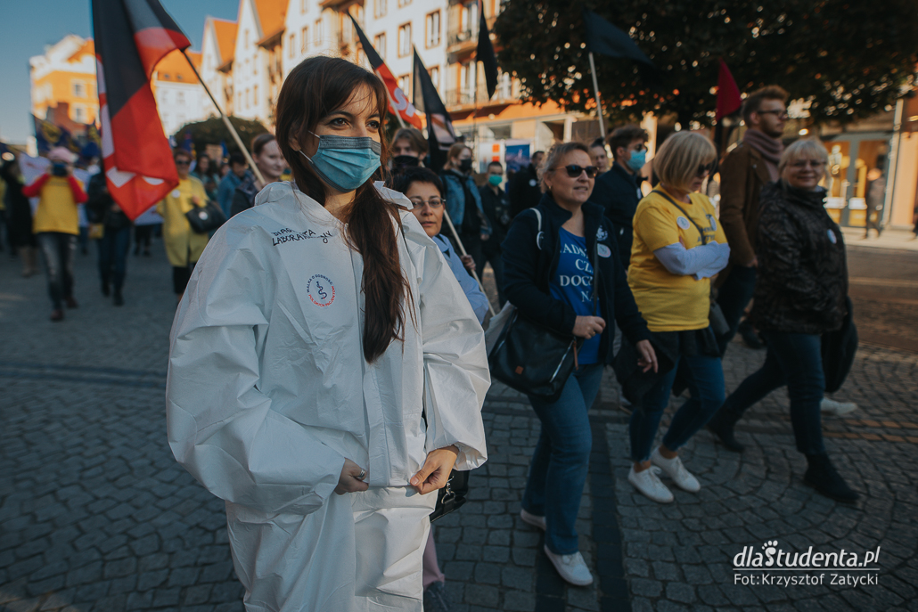 Młodzi solidarnie z medykami - protest we Wroclawiu  - zdjęcie nr 8