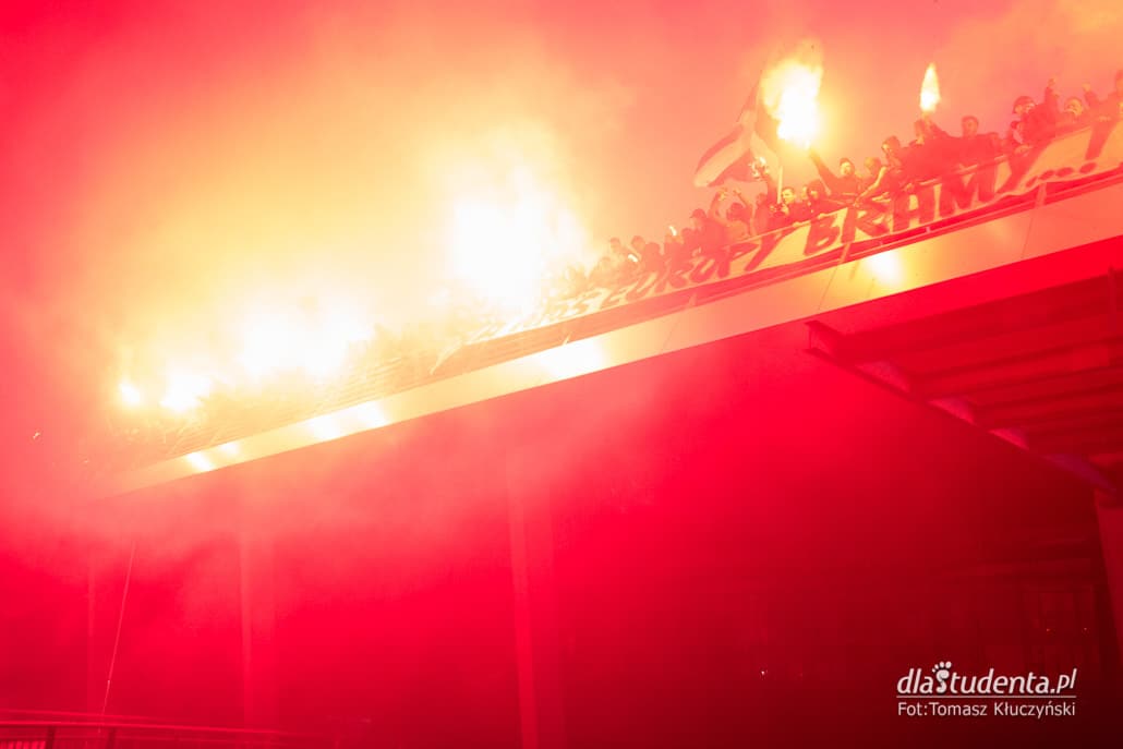 Powitanie pilkarzy Lecha Poznan pod stadionem po awansie do Ligi Europy  - zdjęcie nr 9