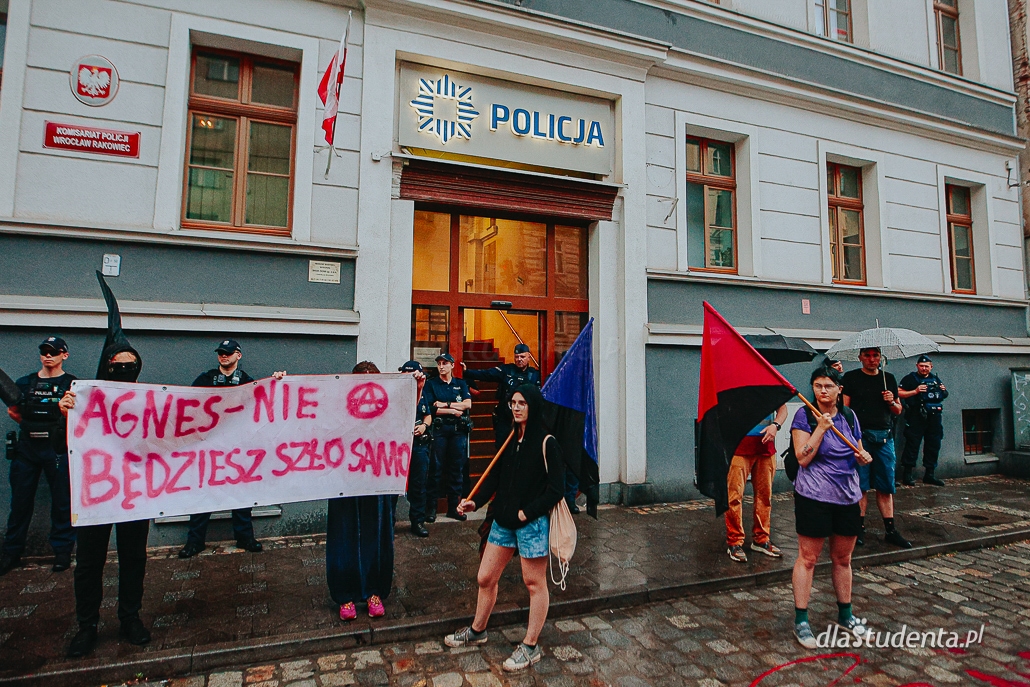 Przeciwko policyjnym gwałtom - drugi dzień demonstracji pod komisariatem we Wrocławiu - zdjęcie nr 7