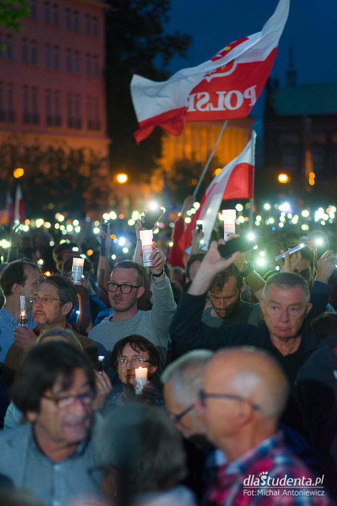 Poznań: Łańcuch światła w obronie sądów - zdjęcie nr 8