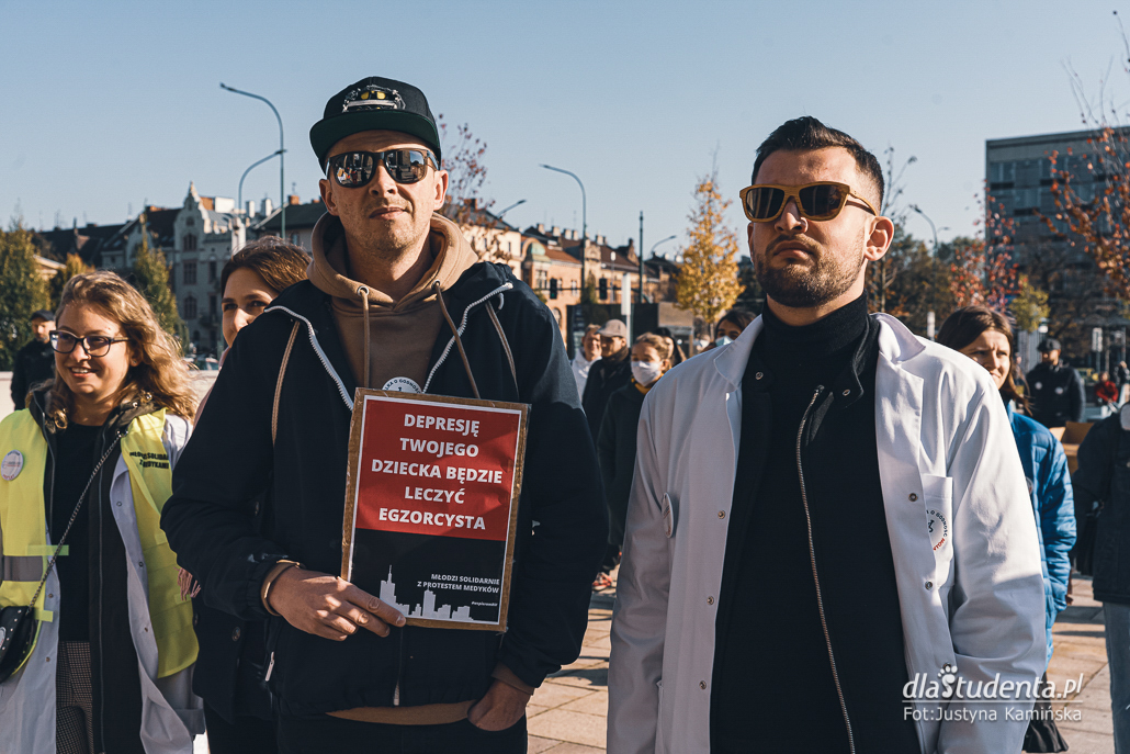 Młodzi solidarnie z medykami - protest w Krakowie - zdjęcie nr 7