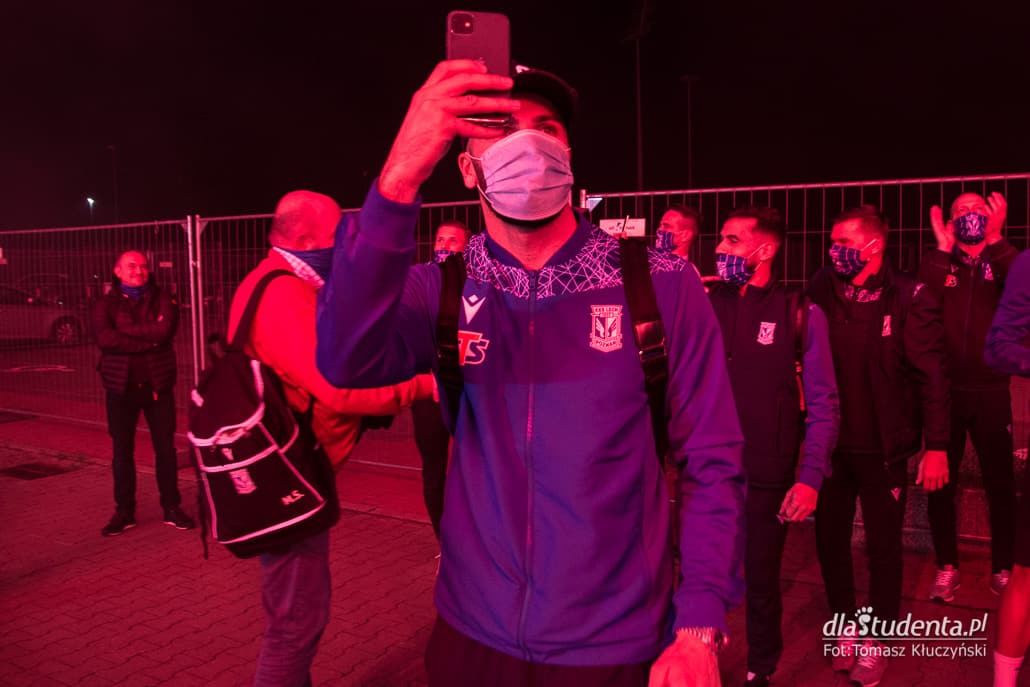 Powitanie pilkarzy Lecha Poznan pod stadionem po awansie do Ligi Europy  - zdjęcie nr 10