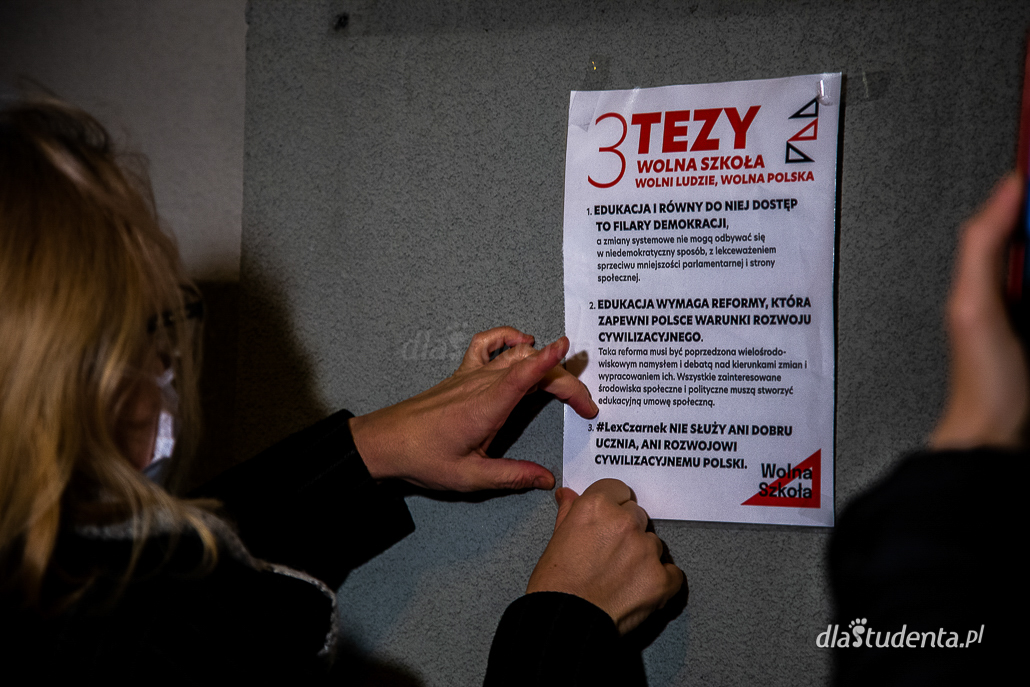 3 Tezy: Wolna Szkoła, Wolni Ludzie, Wolna Polska - protest w Białymstoku - zdjęcie nr 4