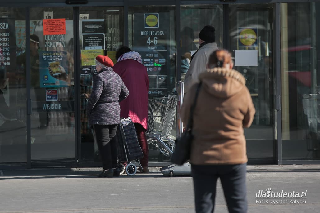 Koronawirus: seniorzy czekają w kolejkach do sklepu - zdjęcie nr 2