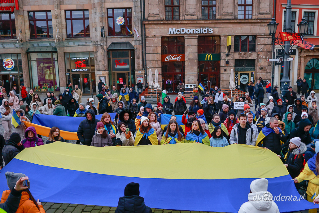 Solidarni z Ukrainą: NIE dla wojny - manifestacja poparcia we Wrocławiu  - zdjęcie nr 2